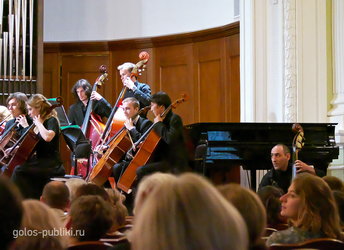 Оркестр с контрабасами в зале (контрабас - Александр Парсаданов)