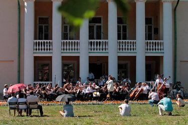 На припекаемой июльским солнцем поляне, где играл оркестр, рискнули остаться немногие.