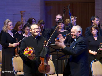 Лев Журбин принимает поздравления после исполнения концерта Александра Журбина для альта с оркестром