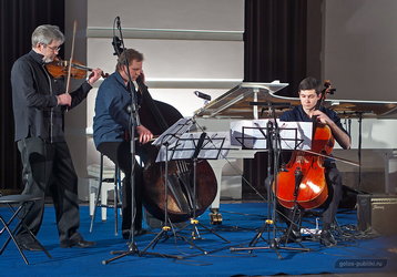 Александр Калашков (скрипка), Степан Худяков (виолончель), Кирилл Носенко (контрабас)