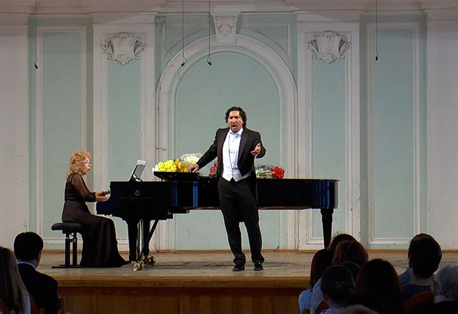 Нажмиддин Мавлянов в Рахманиновском зале Московской консерватории (26 июня 2014, фото предоставлено Нажмиддином Мавляновым)