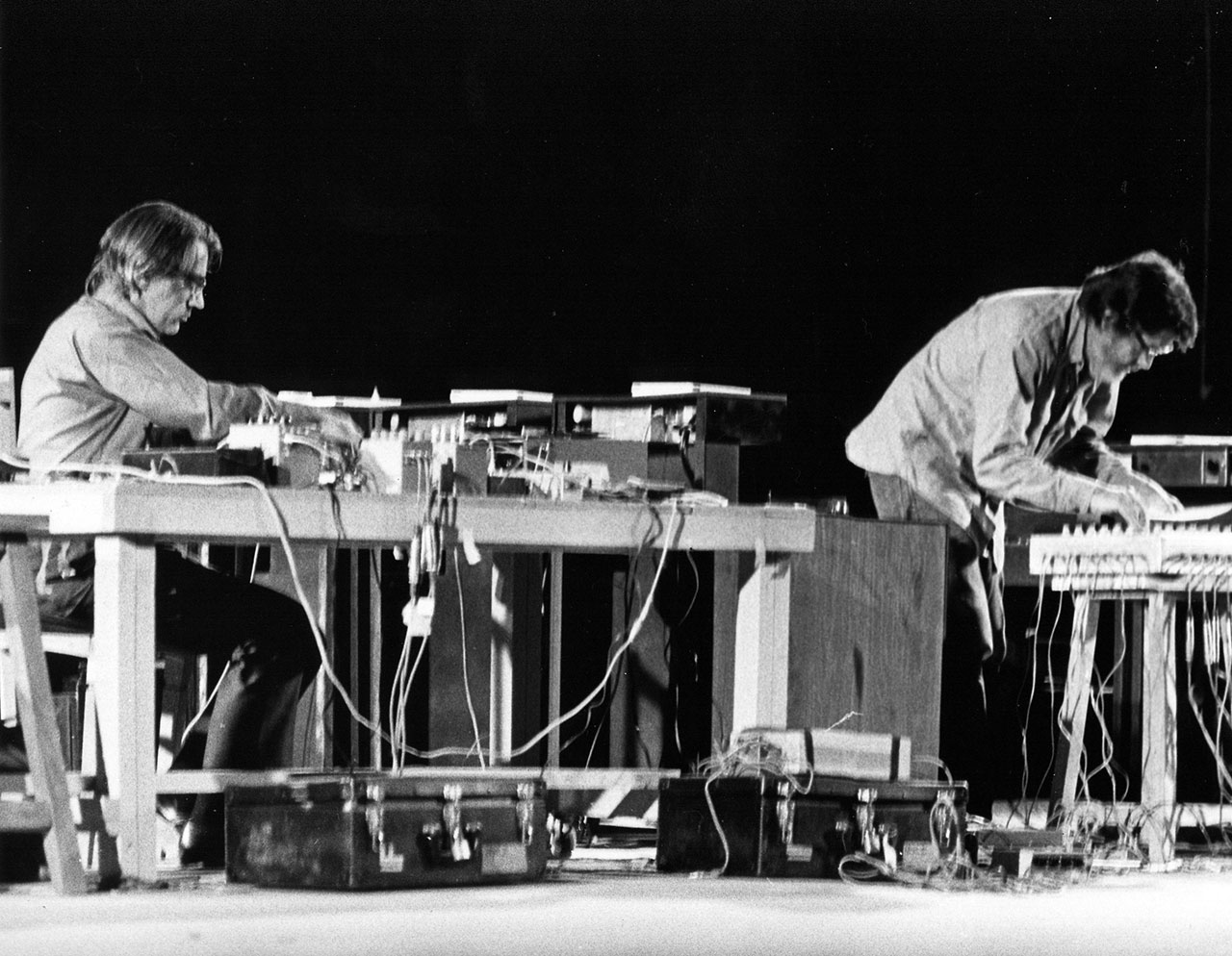 Кейдж (справа) исполняет свою музыку на фестивале в. Ширазе (1971)