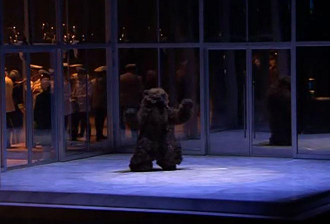 Медведь в постановке «Евгения Онегина» Стефана Херхайма, Амстердам, 2011