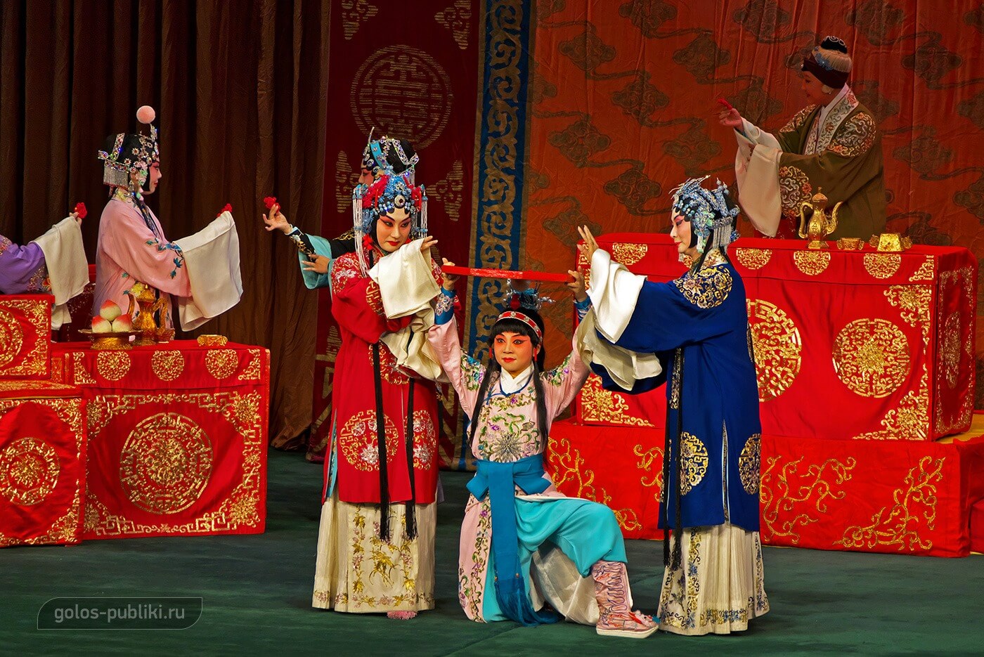 Поколения семьи Ян: Шэ Тайцзюнь (на заднем плане), ее дочери, Му Гуйин (героиня множества китайских легенд) и Вэньгуан