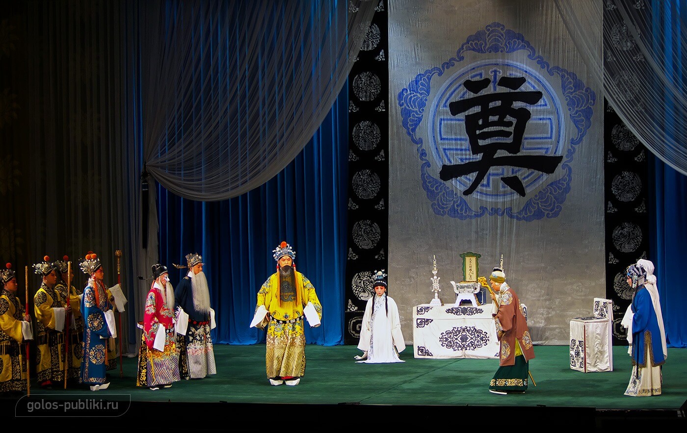 Семья Ян встречается с императором. Преобладание насыщенного желтого цвета в гриме и костюме императора - символ хитрости и коварства